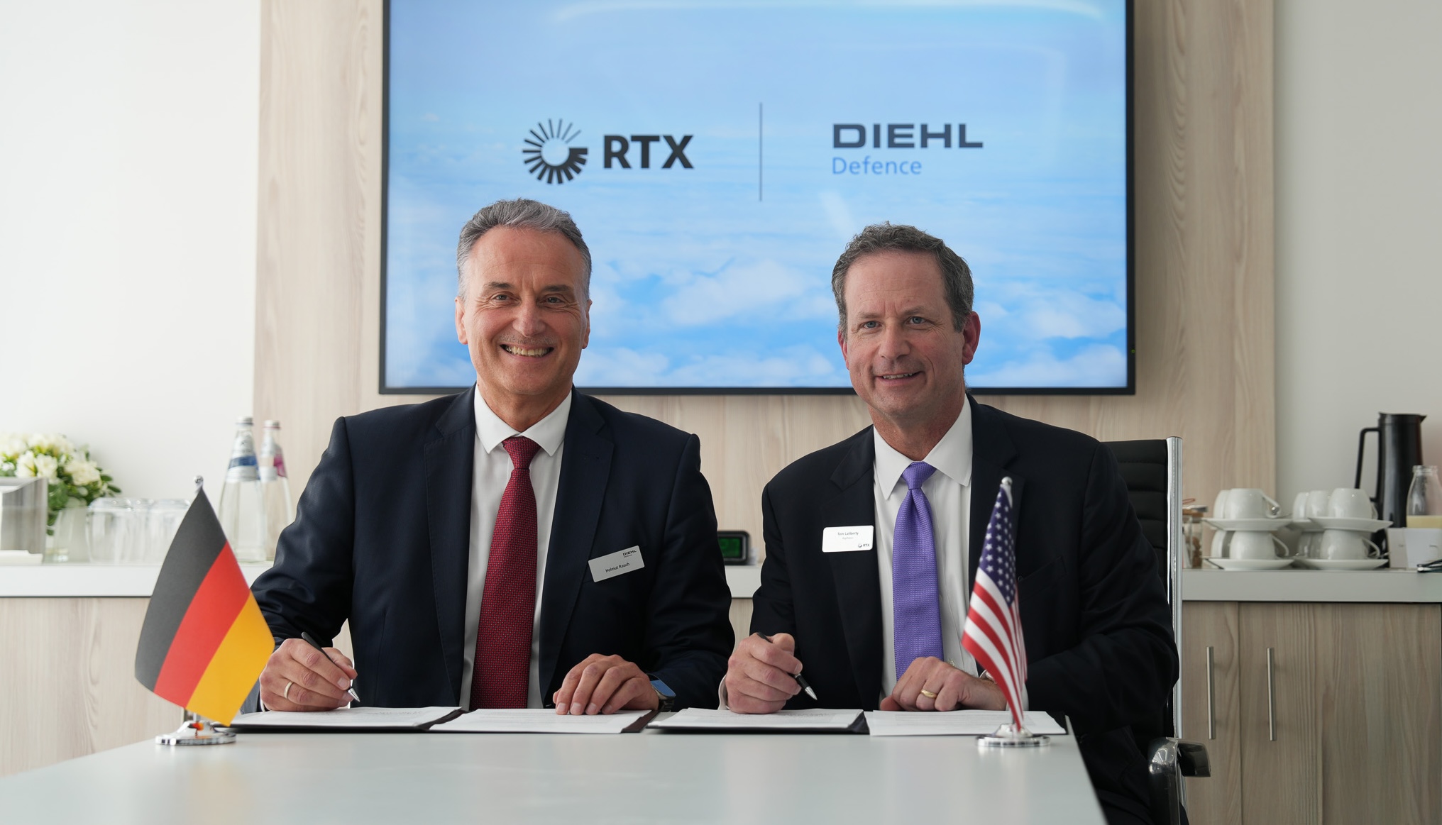 Helmut Rauch, CEO Diehl Defence (links) und Tom Laliberty, President von Land & Air Defense Systems Raytheon (rechts) © Diehl Defence