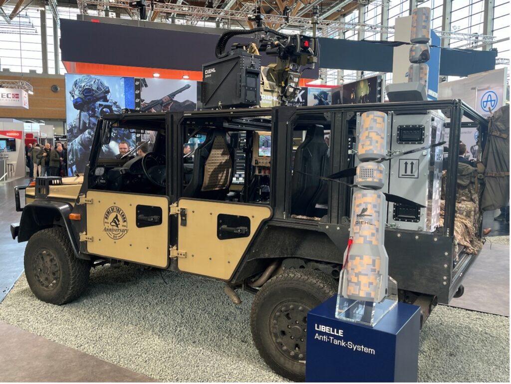 DIEHL Defence „Terrier“. Das Fahrzeug nutzt den ENOK AB, hat einen Startkanister für die Drohnen vom Typ LIBELLE und ein Drohnenabwehrsystem auf dem Dach. (Foto- AF)