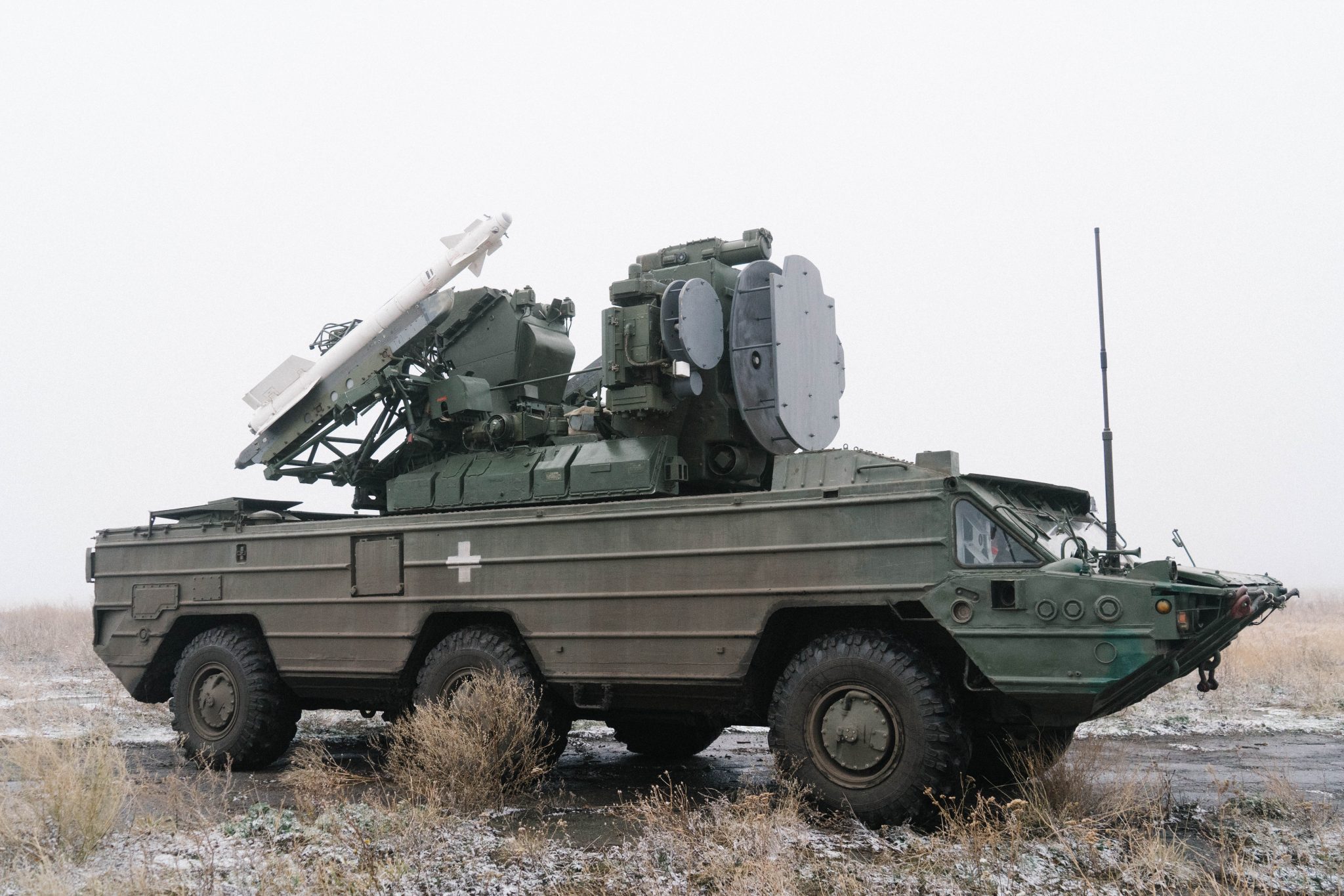 9K33M3 „Wasp“ Luftverteidigungssystem des ukrainischen Militärs mit R-73 Luft-Luft-Raketen. 2023-2024 Jahr.