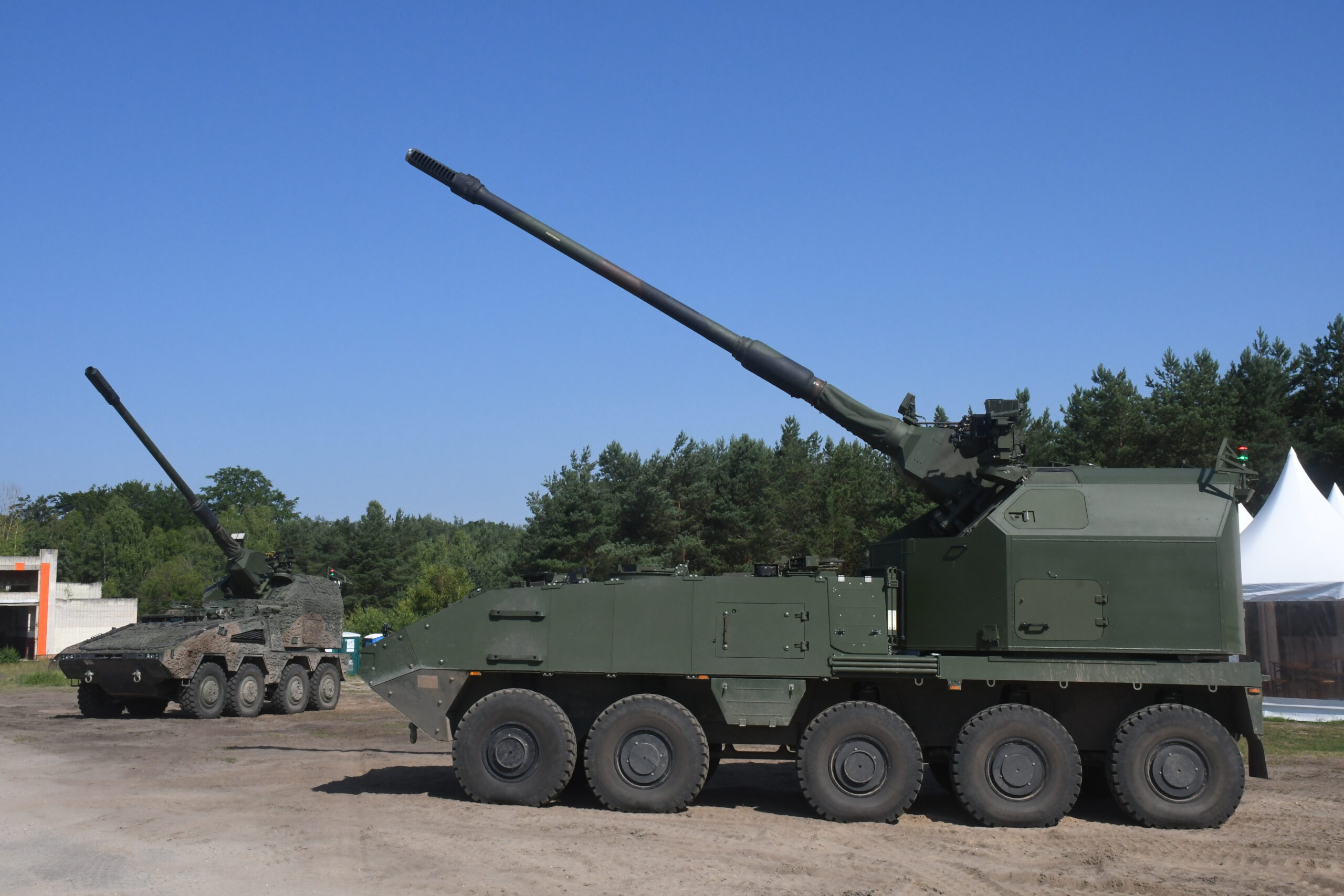 Die beiden vorgestellten Systeme des AGM: Als RCH 155 auf BOXER-Fahrmodul und erstmals auf einem Piranha 10x10 HMC von GDELS.