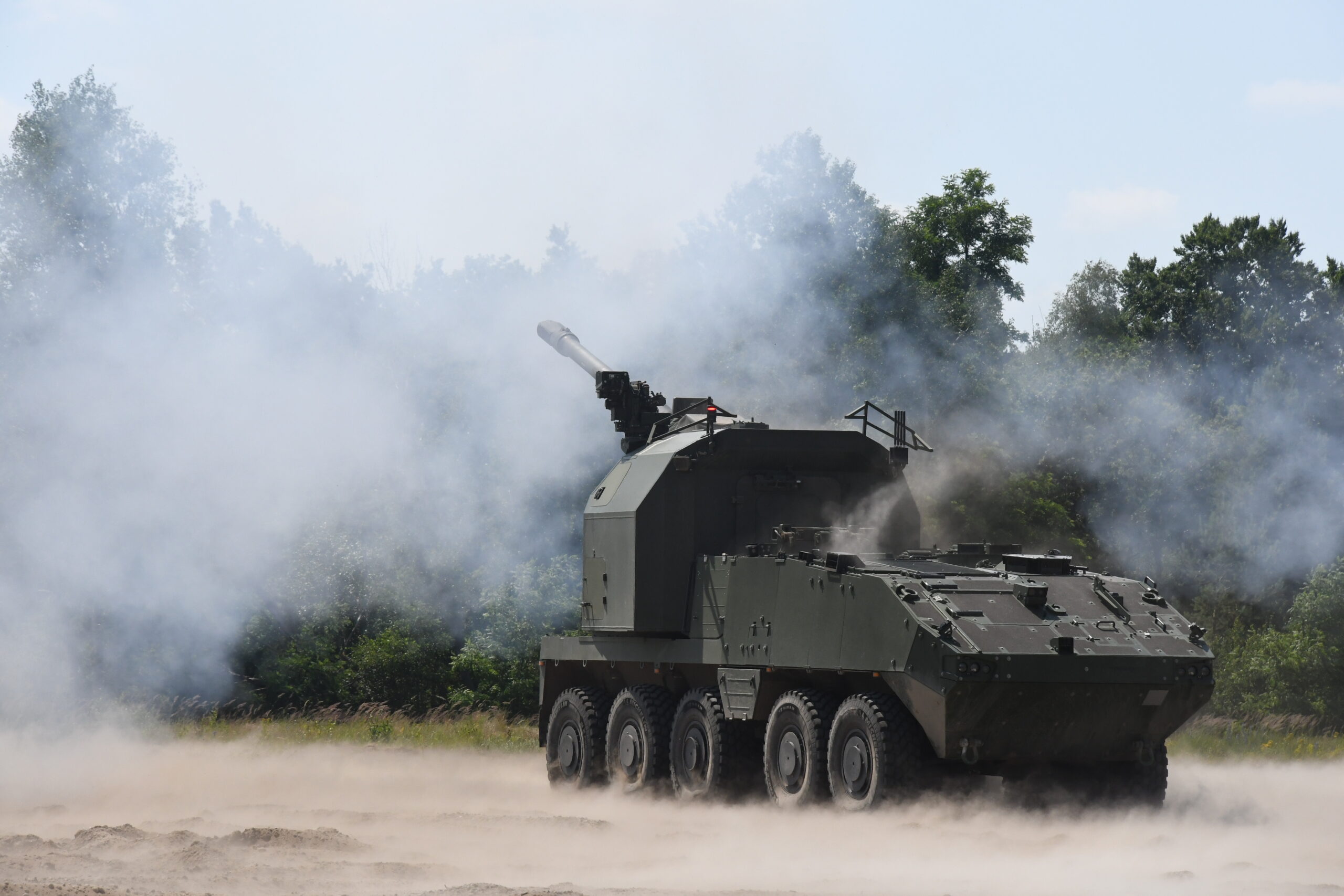 Das AGM von KNDS auf einem Piranha 10x10 HMC von GDELS bei der Schussabgabe.