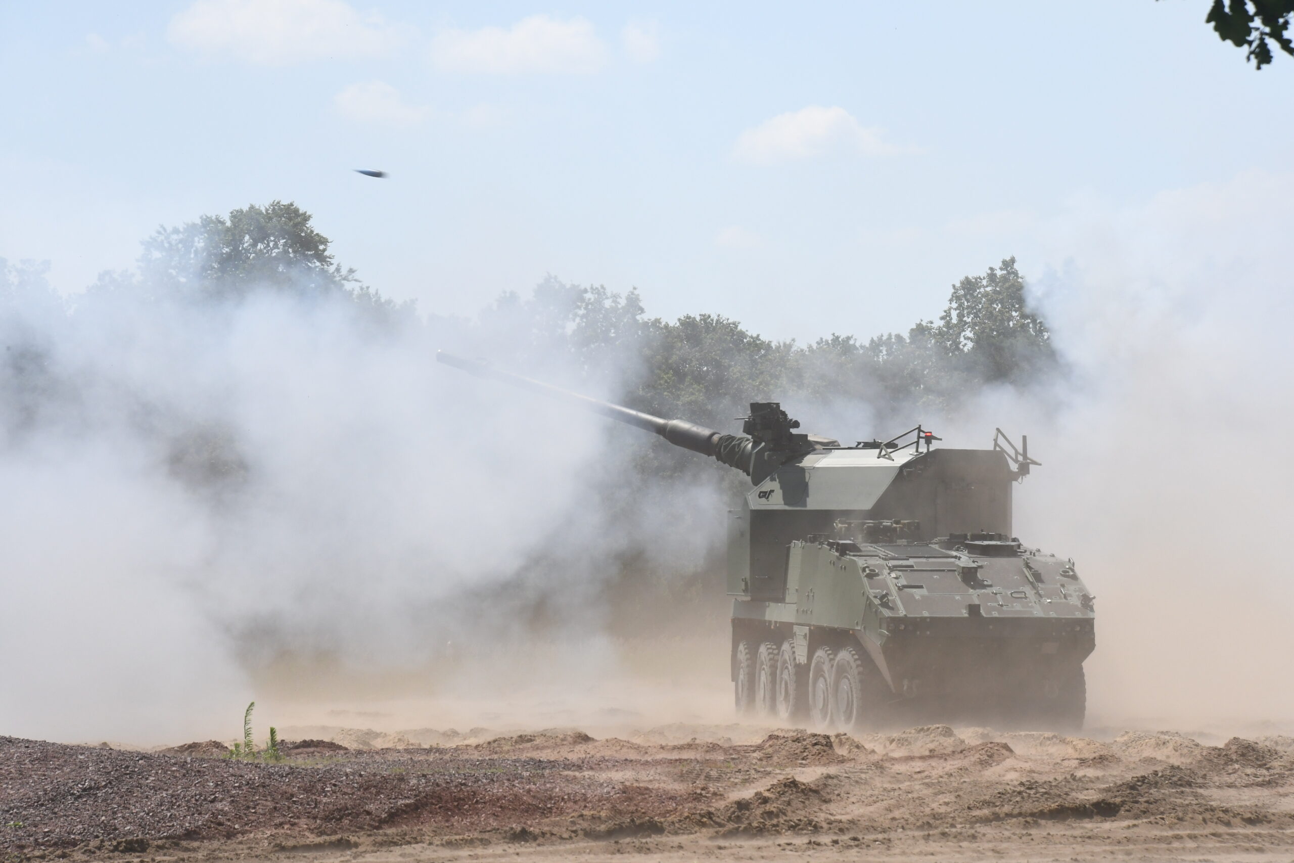 Das AGM von KNDS auf einem Piranha 10x10 HMC von GDELS bei der Schussabgabe.