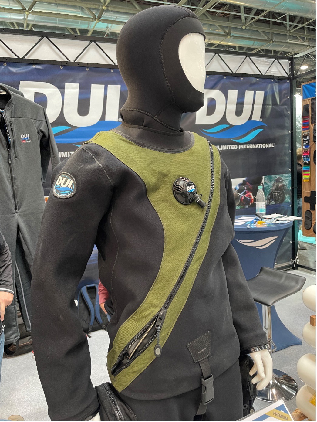 DUI CLX450 Militär-Trockenanzug für den EOD-Taucher. (Foto- AF)