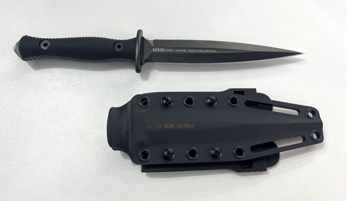 Das ANV M500 KAMBA mit sehr flacher Scheide lässt sich so flexibel und einfach am Gürtel oder Kampfmittelweste befestigt.