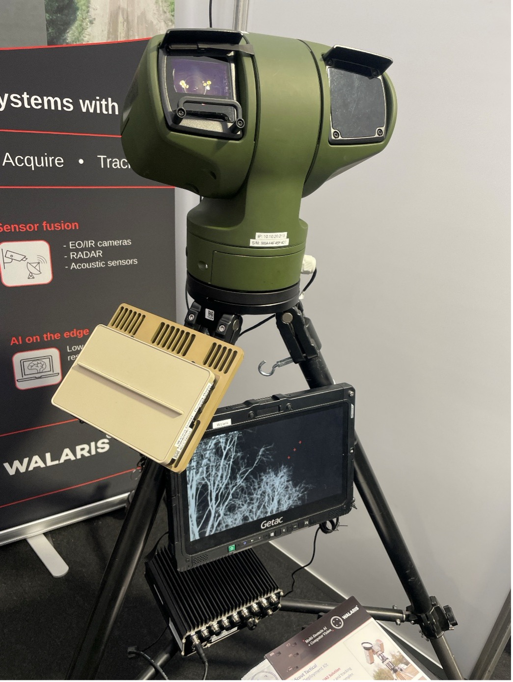 Das AirScout Tactical Rapid Deployment Kit, wie auf den DALO Industry Days 2025 gezeigt. Oben der optische Sensor, links das Radar und unten der Server mit der Software. Hinzu kommt ein gehärtetes Tablet von Getac als Anzeige.