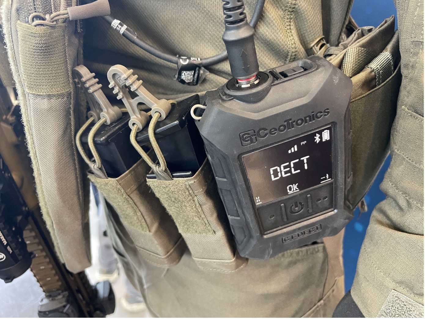 Das CT-DECT Multi ist ein drahtloses, autarkes Kommunikationssystem, das mit der einzigartigen CT-DECT Technologie ausgestattet ist. Damit können bis zu fünf Teilnehmer über eine Entfernung von bis zu 300 Metern in einem autarken Funkkreis Vollduplex miteinander kommunizieren. Dieses ist nicht Teil des Bundeswehr-Rahmenvertrages.
