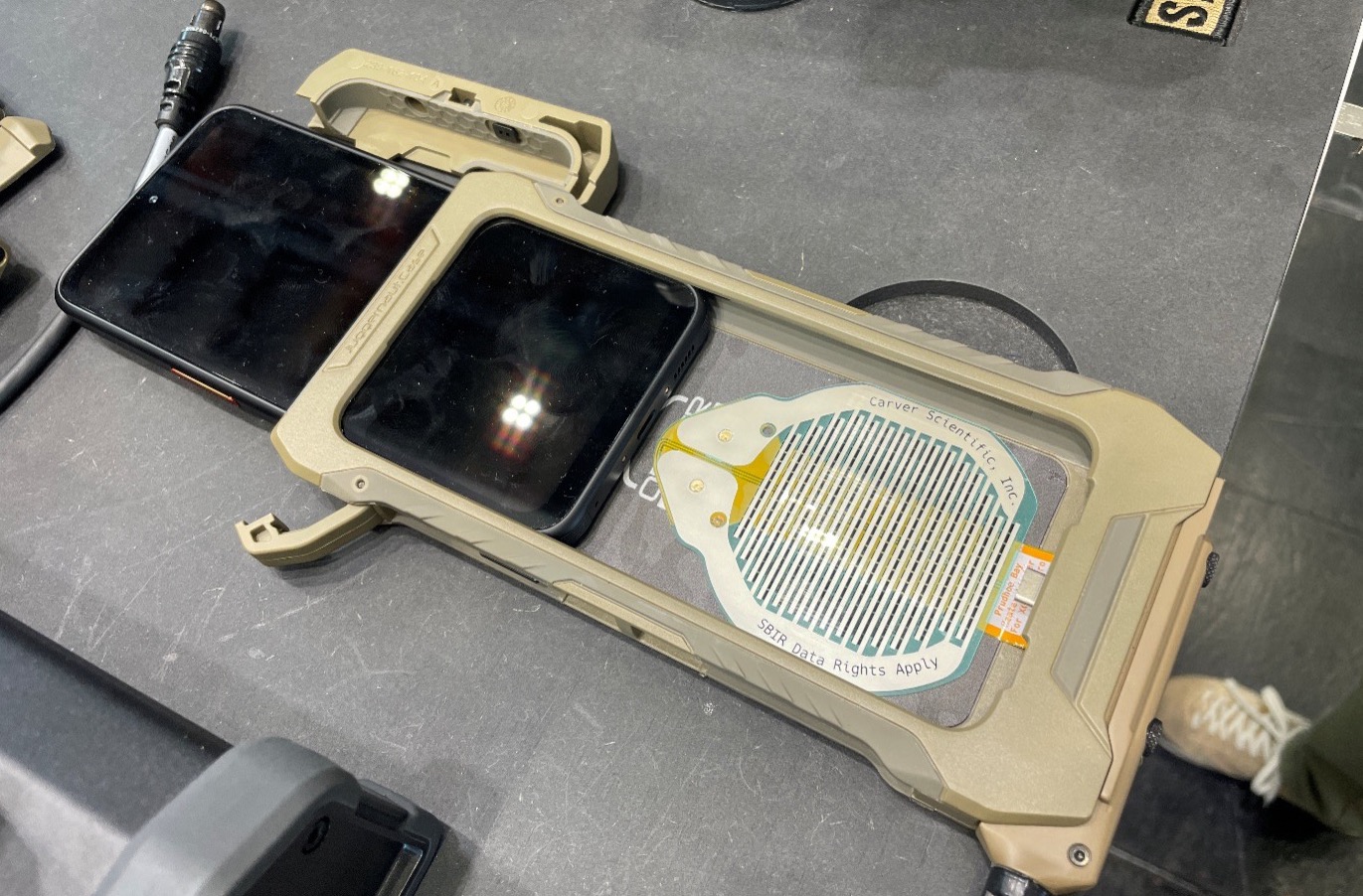 Das End User Device kann Smartphones und Tablets aufnehmen. Über eine eingebaute Heizung wird der Akku und das Gerät insgesamt erwähnt, um auch bei kalten Temperaturen noch genutzt zu werden.