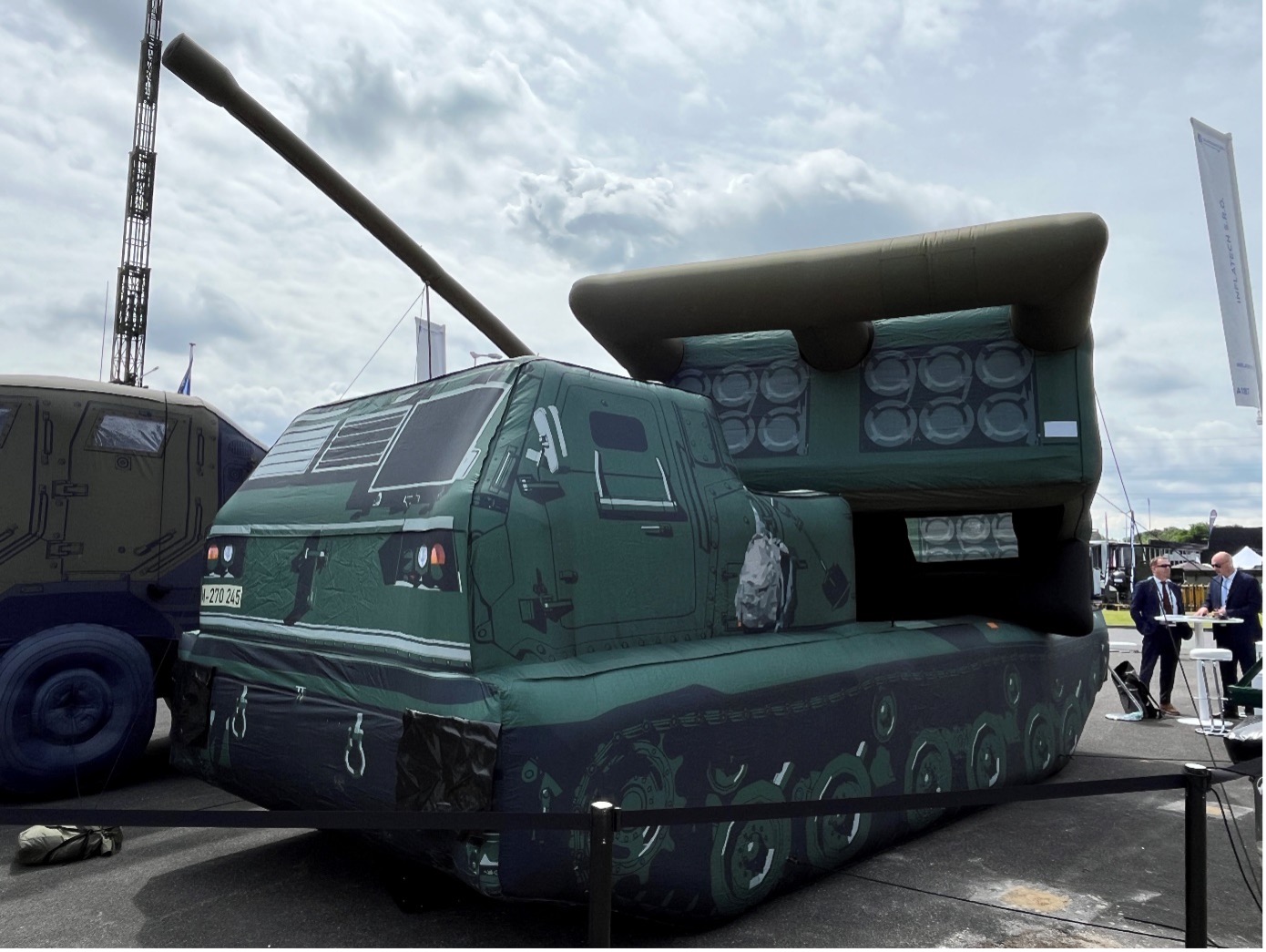 Das M270 Multiple Launch Rocket System (MLRS) MARS II als Attrappe.