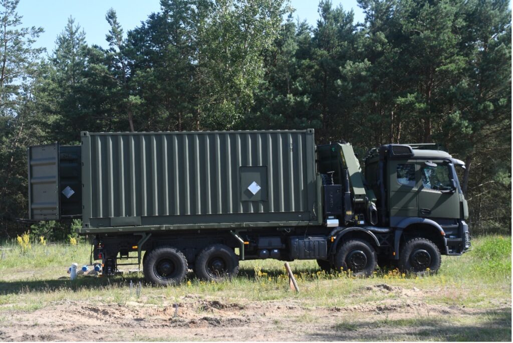 Das Resupply Fahrzeug mit der containerisierten Lösung.
