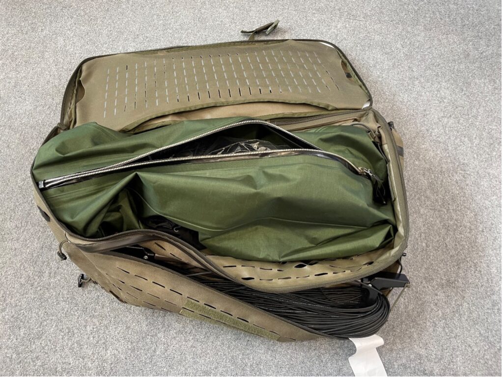 Der Amphibious Cache Container - Extensible Surface Stretcher, hier gut zu unterscheiden die Außenhülle sowie der Innensack.