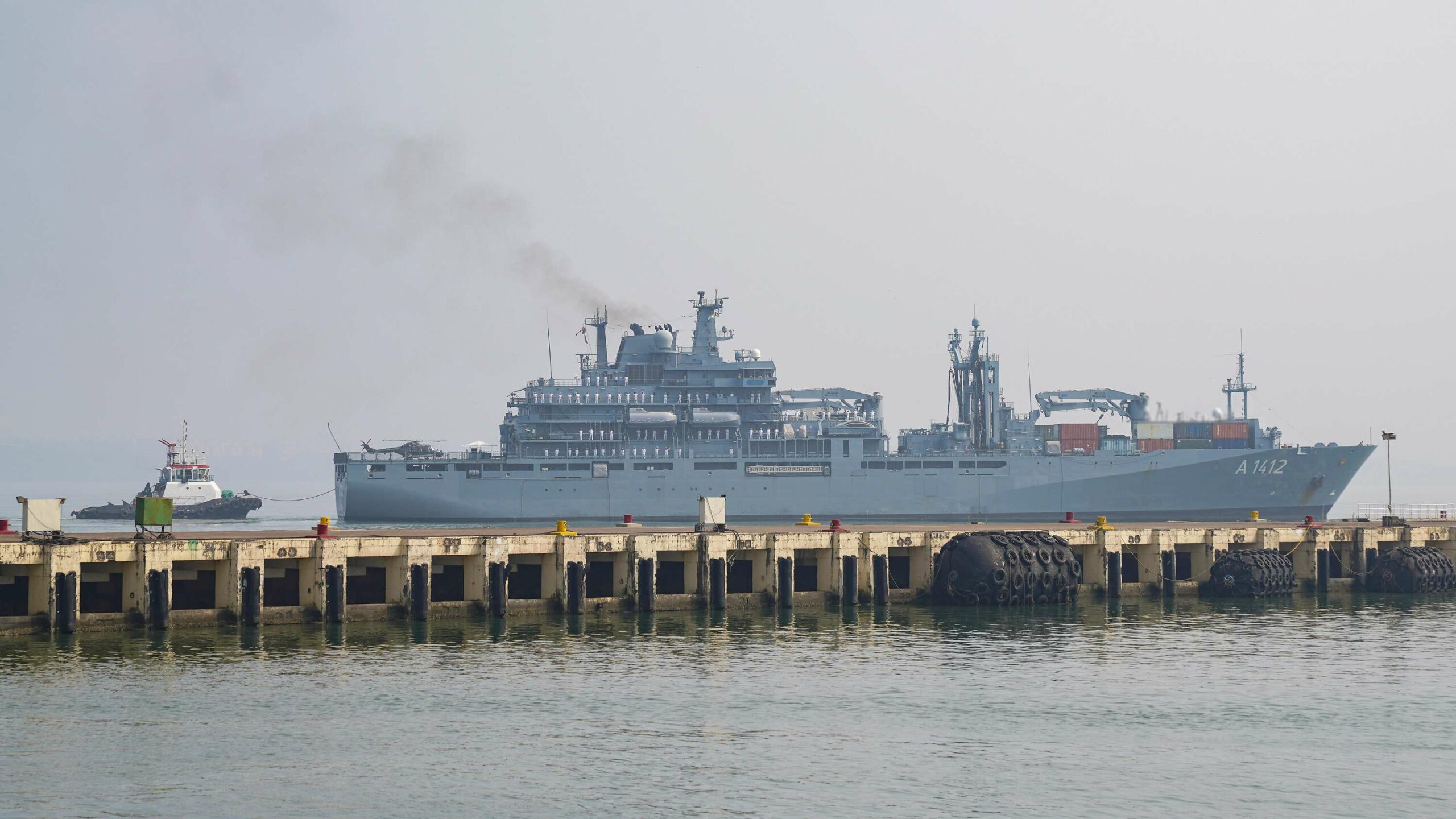 Der Hafen von Goa liegt voraus: Der Einsatzgruppenversorger „Frankfurt am Main“ steuert seinen Liegeplatz für den mehrtägigen Aufenthalt an