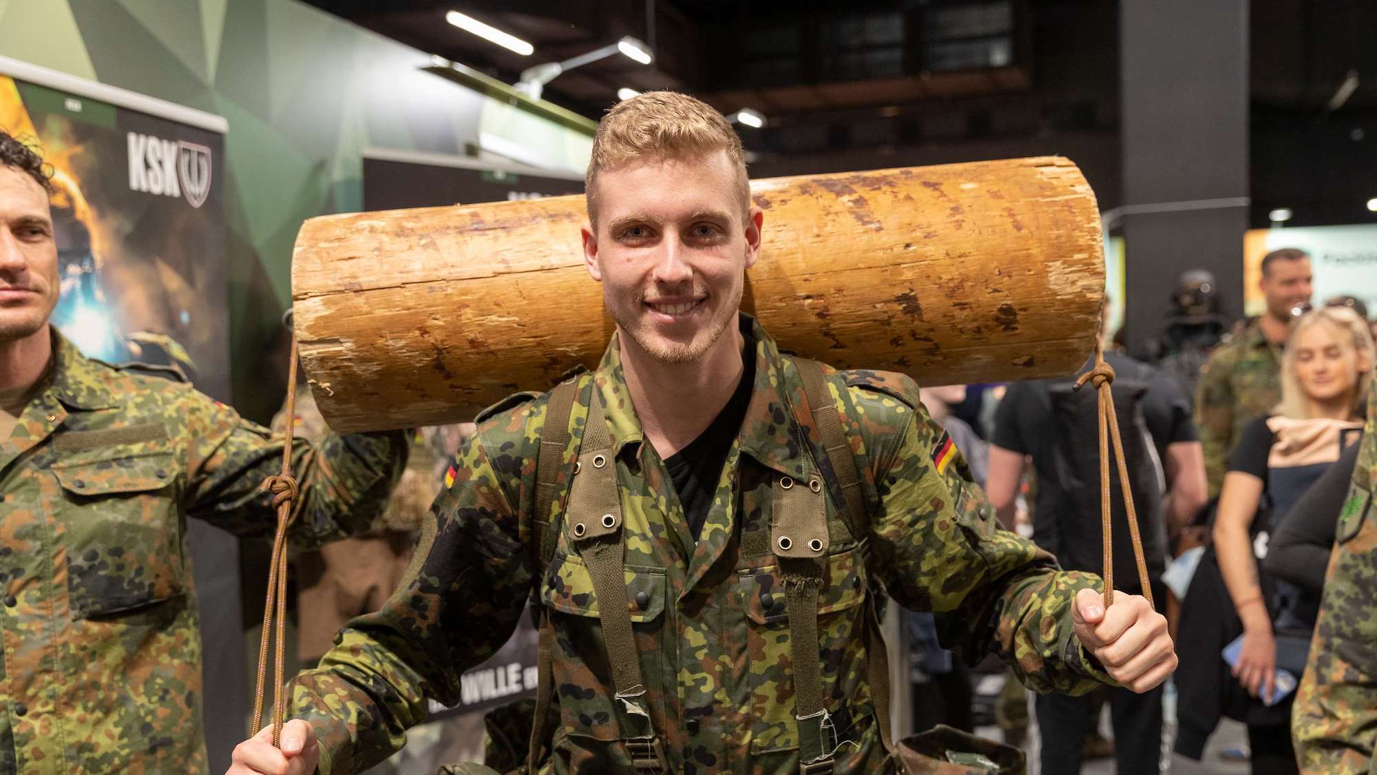 Der Personalwerbetrupp des Kommandos Spezialkräfte KSKKommando Spezialkräfte ist ebenfalls am Stand der Bundeswehr auf der Gamescom und hat auch hier den fast schon legendären Baumstamm aus ihrer Aufnahmeprüfung im Gepäck. PIZ Personal/ Marcel Poloczek