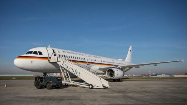 Krisenstufe erhöht: Der Regierungsflieger Airbus A321-200 der Flugbereitschaft steht nach der Landung auf dem Flughafen Brüssel in Parkposition. Bundeswehr:Jane Schmidt