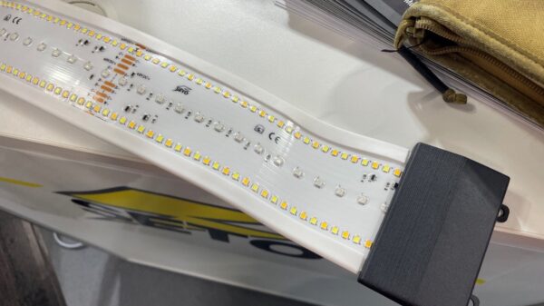 Licht: Der SETOLITE Power Strip bietet eine LED-Beleuchtung in Weiß, Rot, Grün und Blau. Hier mit der Endkappe, die mit Schrauben oder Kabelbindern an Gestängen etc. befestigt werden kann. (Foto- AF)