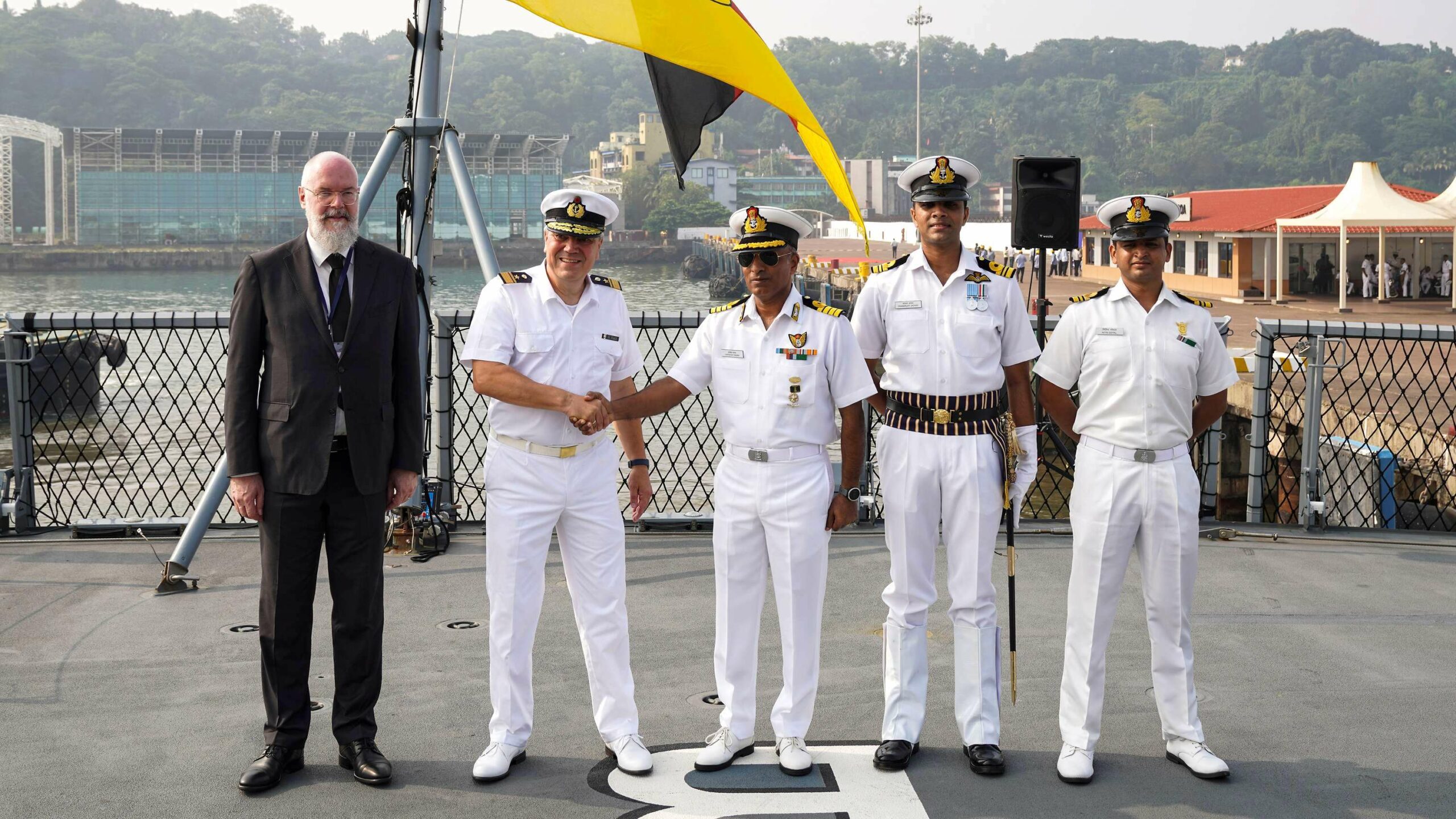 Der deutsche Generalkonsul, Achim Fabig (l.), begrüßt zusammen mit Vertretern der indischen Marine den Verbandskommandeur, Flottillenadmiral Helge Risch (2.v.l.), stellvertretend für die deutschen Marineschiffe