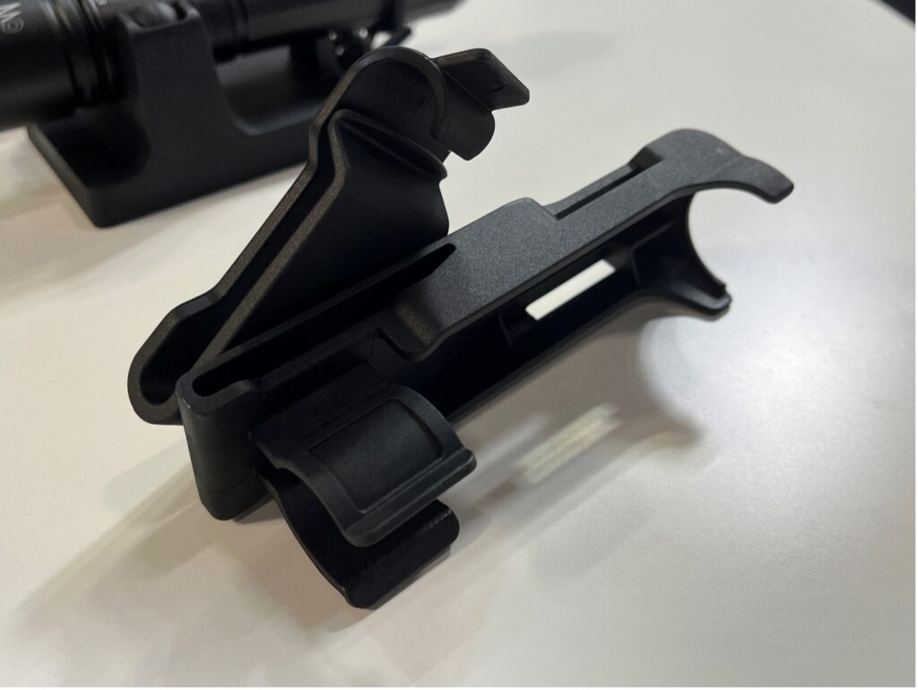 Der flexible und drehbare Gürtelclip kann auch an Jacken oder Westen befestigt werden