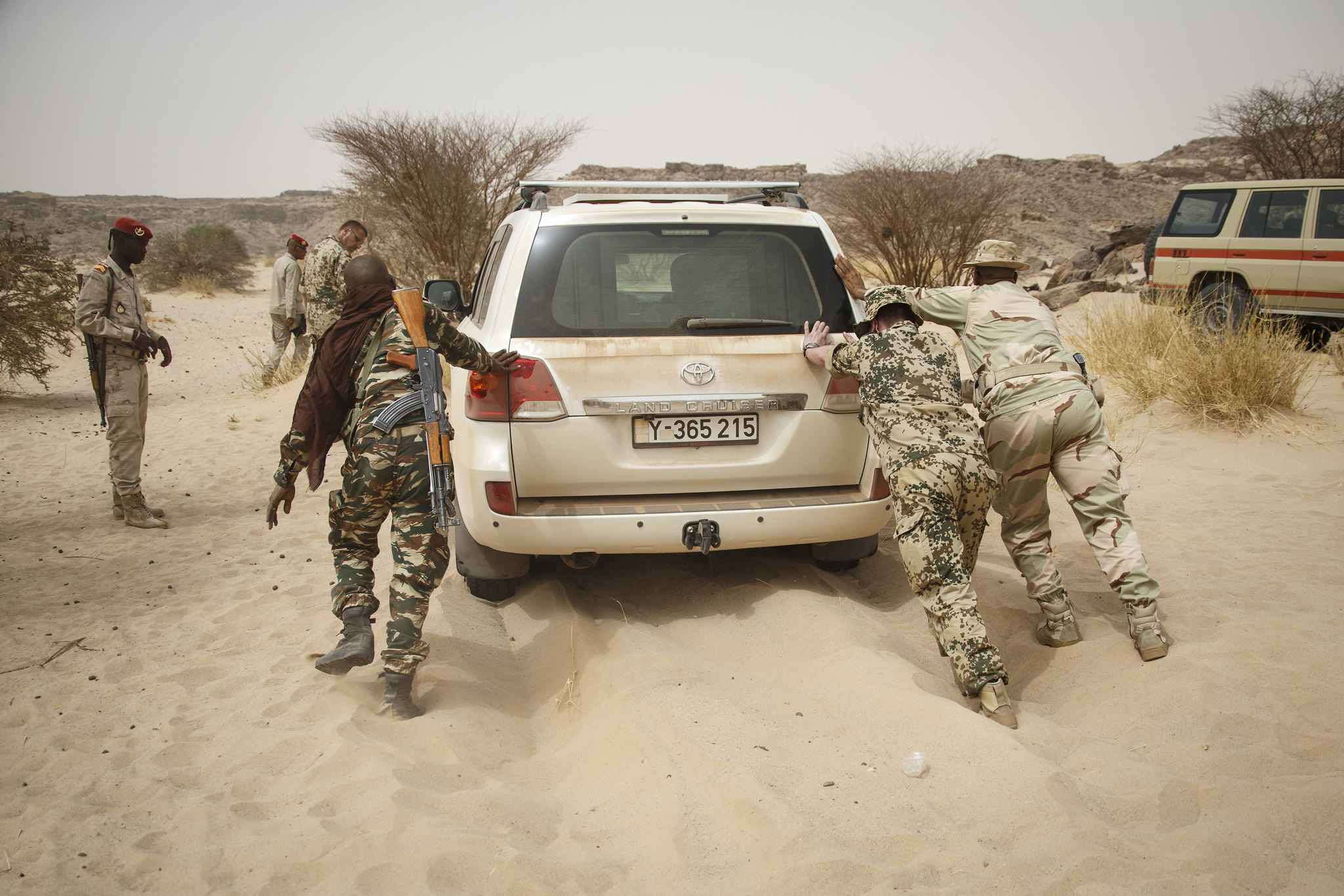 Deutsche Soldaten begleiten die nigerianische Nationalgarde während einer Patrouille in der Region Agadez.