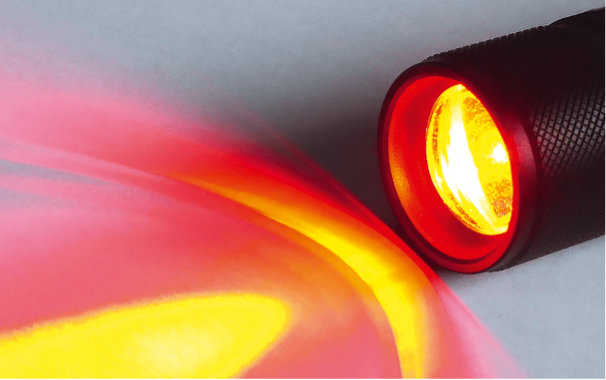 Die 3-C-LED-Handlampe bietet neben Rot auch grünes und weißes Licht an. (Foto- SETO)