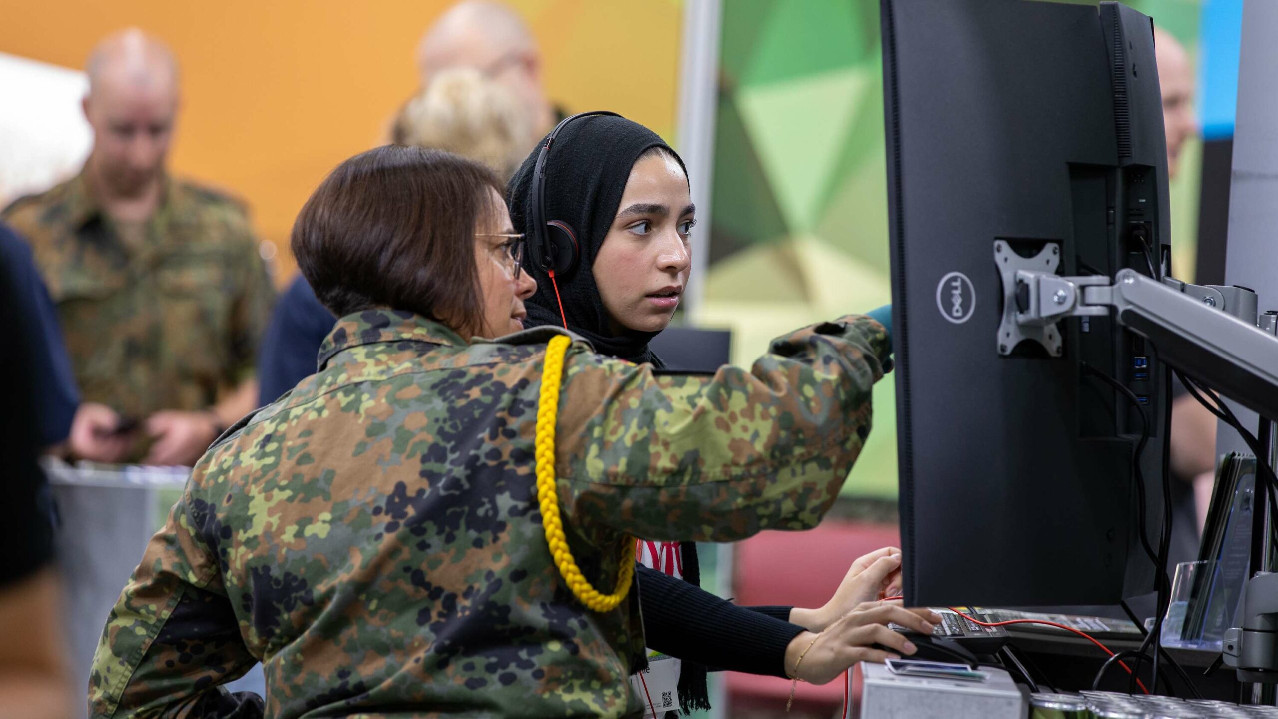 Gamescom: Die Betreuerinnen und Betreuer der Stationen erklären die Abläufe und kommen so mit den Besucherinnen und Besuchern ins Gespräch Bundeswehr:Jonas Gerschau