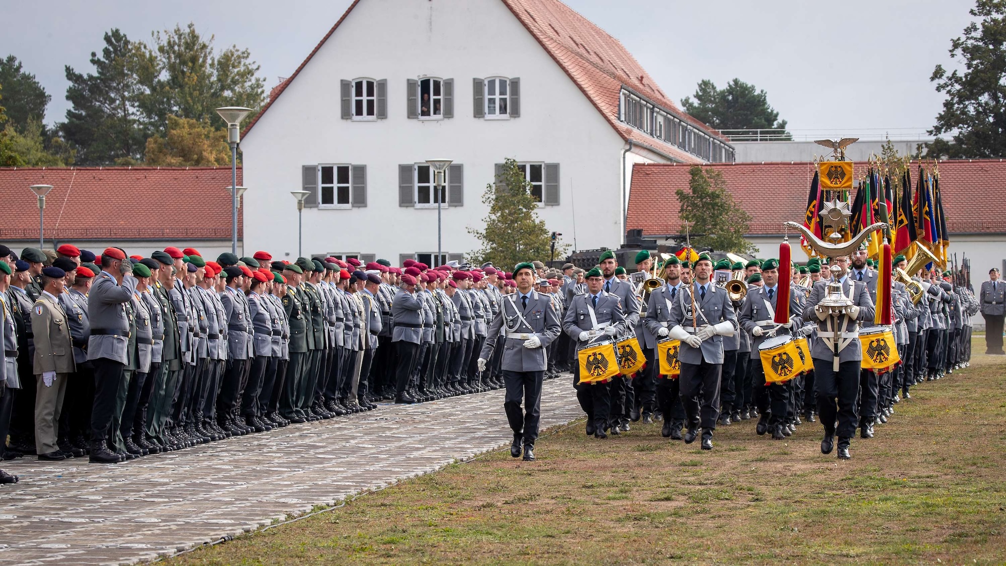 Die Ehrenformation bestehend aus dem Stabsmusikkorps der Bundeswehr, dem Ehrenzug des Wachbataillons mit den Truppenfahnen der jeweiligen Abordnungen sowie dem Waffenzug mit 30 Soldatinnen und Soldaten marschieren auf den Appellplatz ein Bundeswehr/Mario Bähr