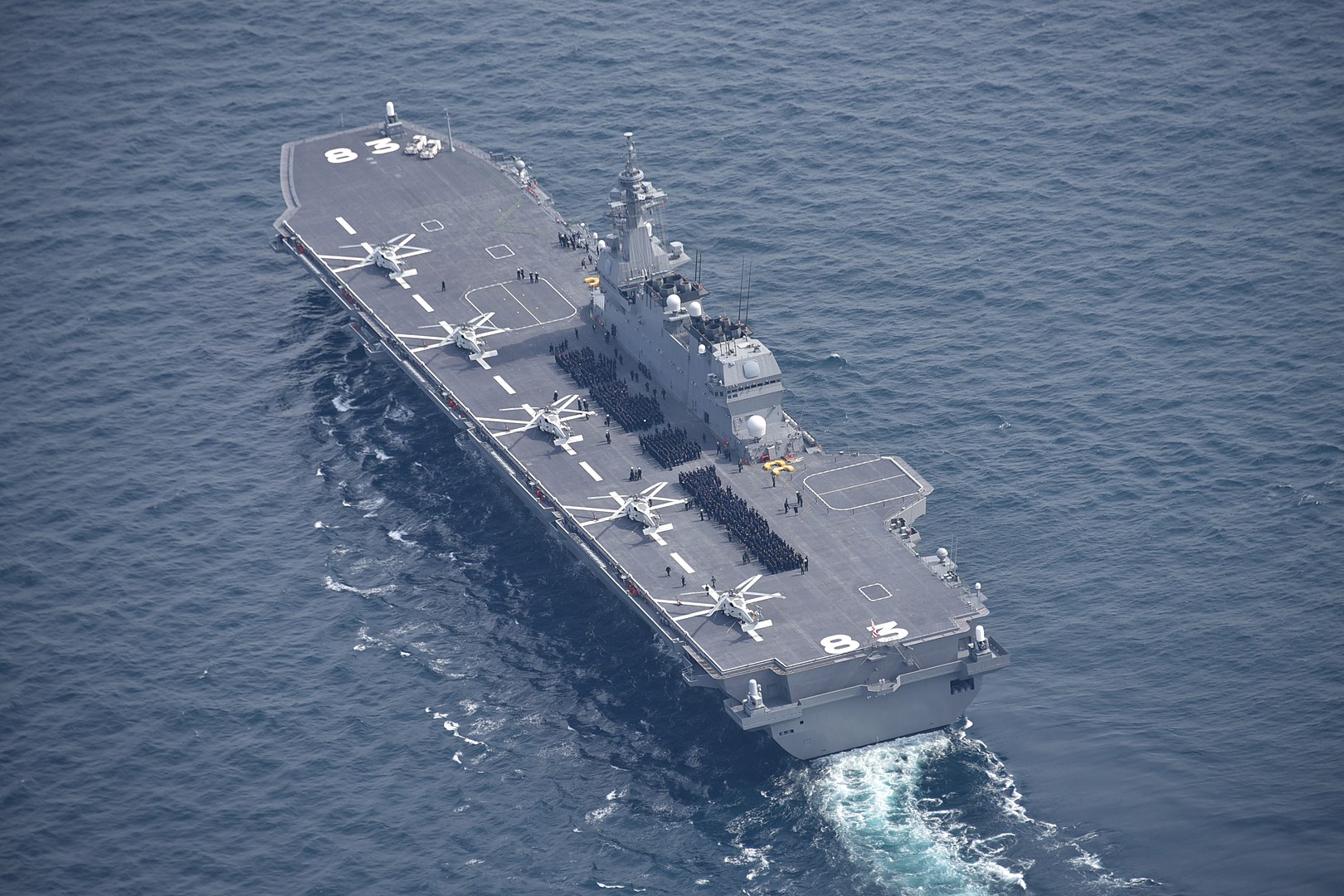 Die Izumo mit fünf Hubschraubern vom Typ Sikorsky UH-60 an Bord.