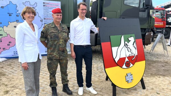 Köln: Die Kölner Oberbürgermeisterin Henriette Reker, Kommandeur Landeskommando Nordrhein-Westfalen, Brigadegeneral Hans-Dieter Müller, und der Ministerpräsident des Landes NRW, Hendrik Wüst (v. l. n. r.)