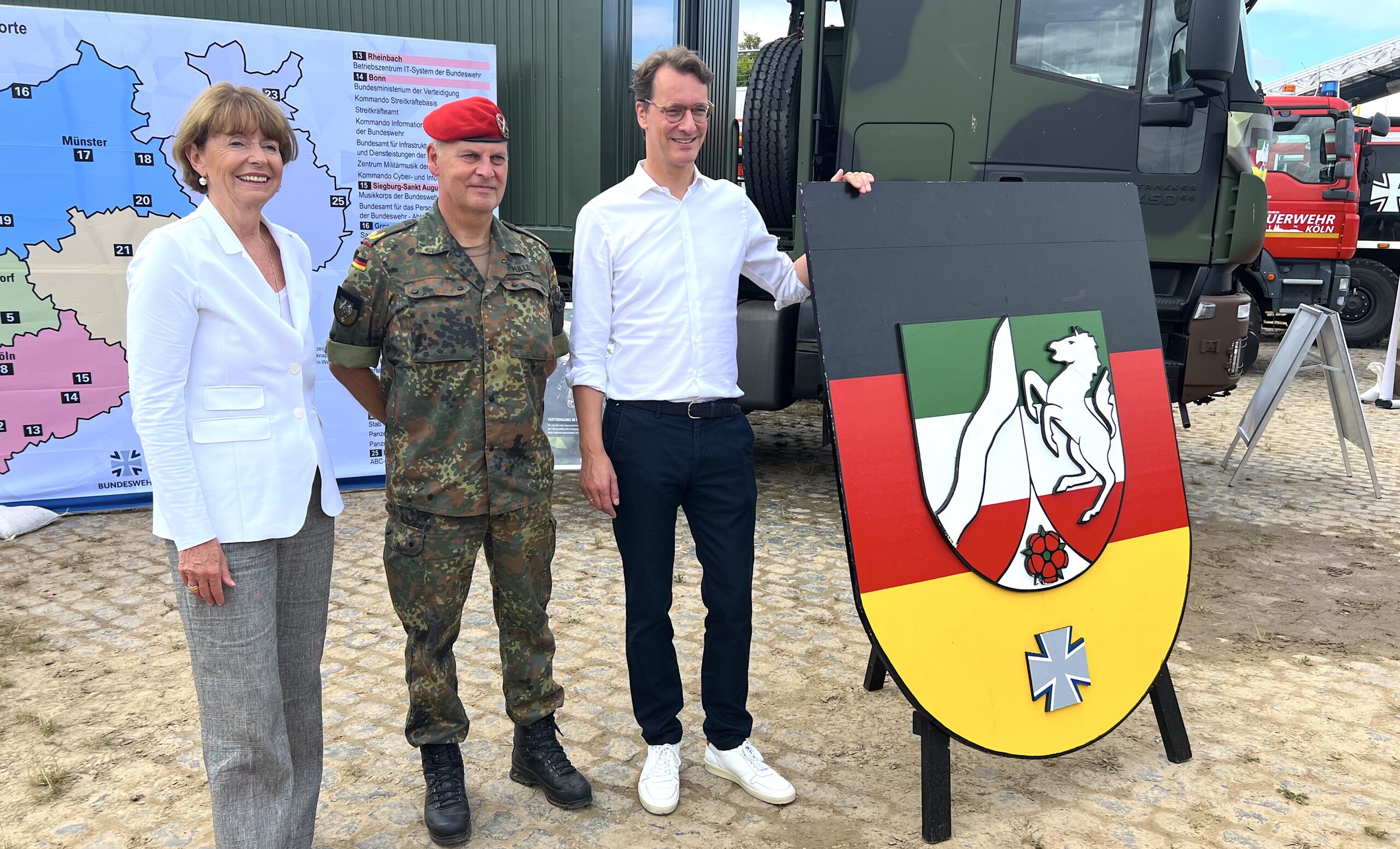 Köln: Die Kölner Oberbürgermeisterin Henriette Reker, Kommandeur Landeskommando Nordrhein-Westfalen, Brigadegeneral Hans-Dieter Müller, und der Ministerpräsident des Landes NRW, Hendrik Wüst (v. l. n. r.)