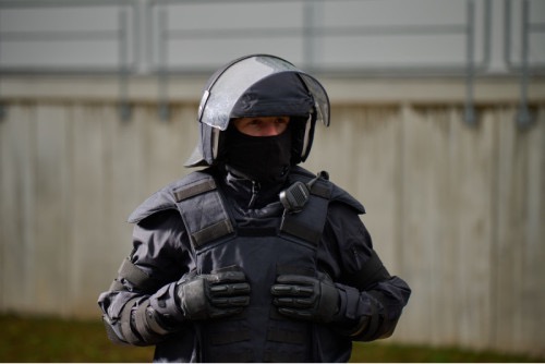 Die PYRAD-Schutztechnologie von Gore-Tex bietet Schutz vor Hitze und Flammen. Sowohl beim Militär – IED-Anschläge, Artilleriebeschuss – als auch wie hier bei der Polizei.