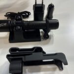Die SETO FLASHLIGHT FC LED RECHARGEABLE 2.0 kommt mit umfangreichem Zubehör, u.a. Ladeschale und drehbarem Holster
