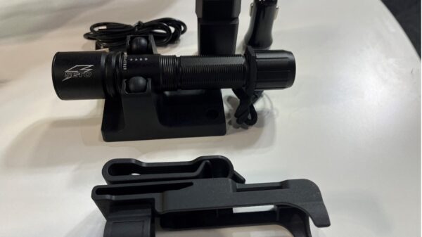 Die SETO FLASHLIGHT FC LED RECHARGEABLE 2.0 kommt mit umfangreichem Zubehör, u.a. Ladeschale und drehbarem Holster