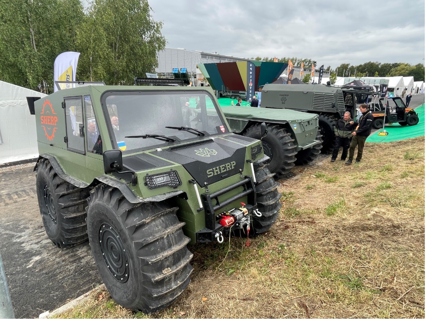Die SHERP-Modelle auf den DALO Industry Days 2024 – vorne der Prototyp des Multifunktionsfahrzeugs, in der Mitte die flache und unbemannte Variante sowie am Ende der SHERP N 1200