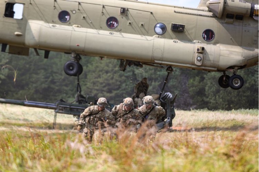 Die U.S. Army investiert weiterhin in die CIRCM-Technologie, die über den Hinterrädern der Beoing CH-47 Chinook abgebildet ist. (Bildnachweis- U.S. Army)