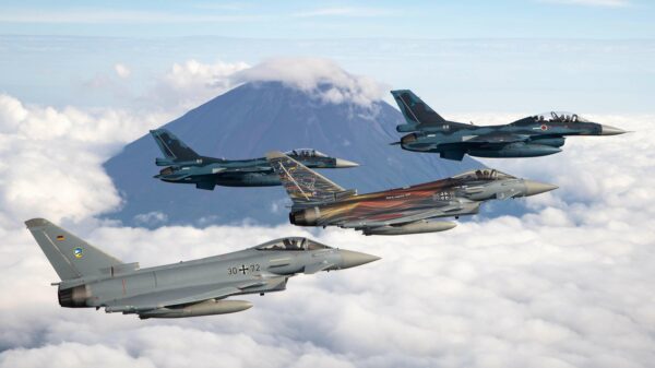 Japan und Deutschland: Deutschen Eurofighter vor der Kulisse des berühmten Bergs Fujiyama werden von japanischen F2-Kampfflugzeugen begrüßt und per Ehreneskorte begleitet.