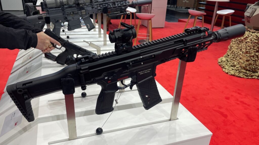 Die neue HK433PDW mit einem 9-Zoll-Lauf, Rotpunktvisier und Schalldämpfer.
