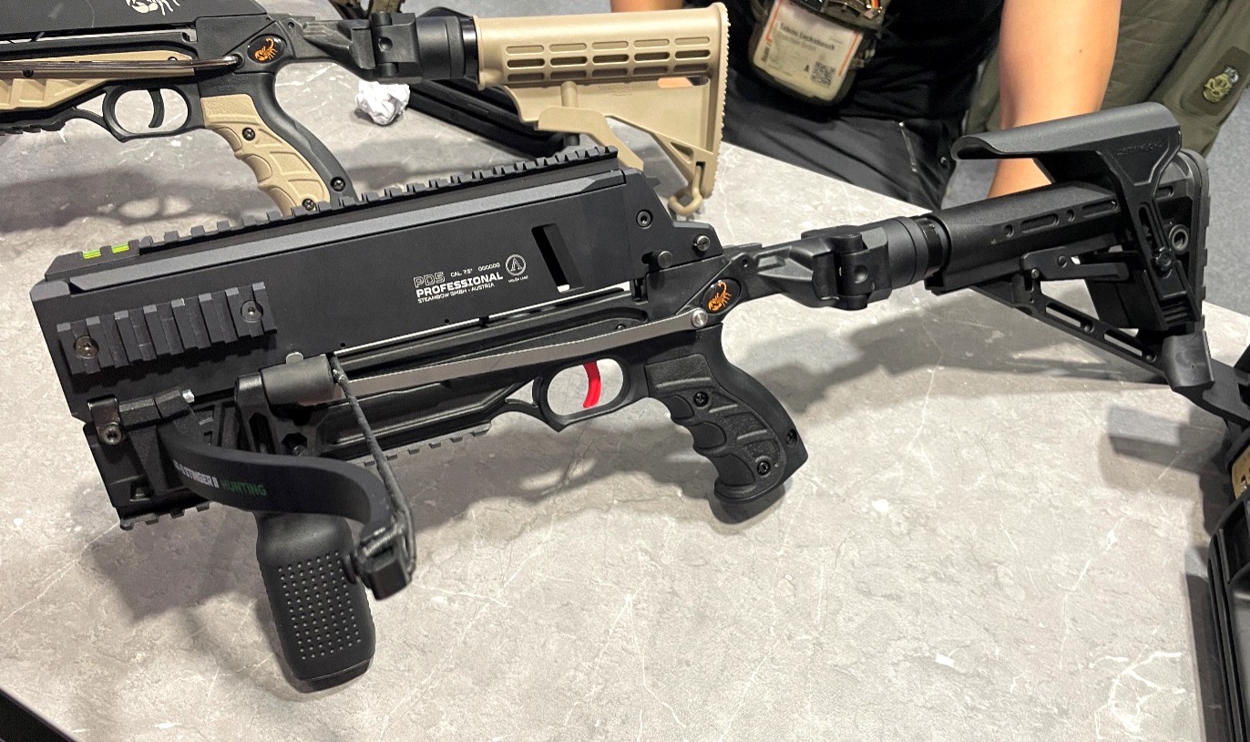 Die neue PD5 Armbrust für größere Pfeile und mehr Kampfreichweite. Die Schulterstütze ist hier ausgeklappt, Der obere Teil ist das 5-Schuss-Magazin. (Foto- AF)