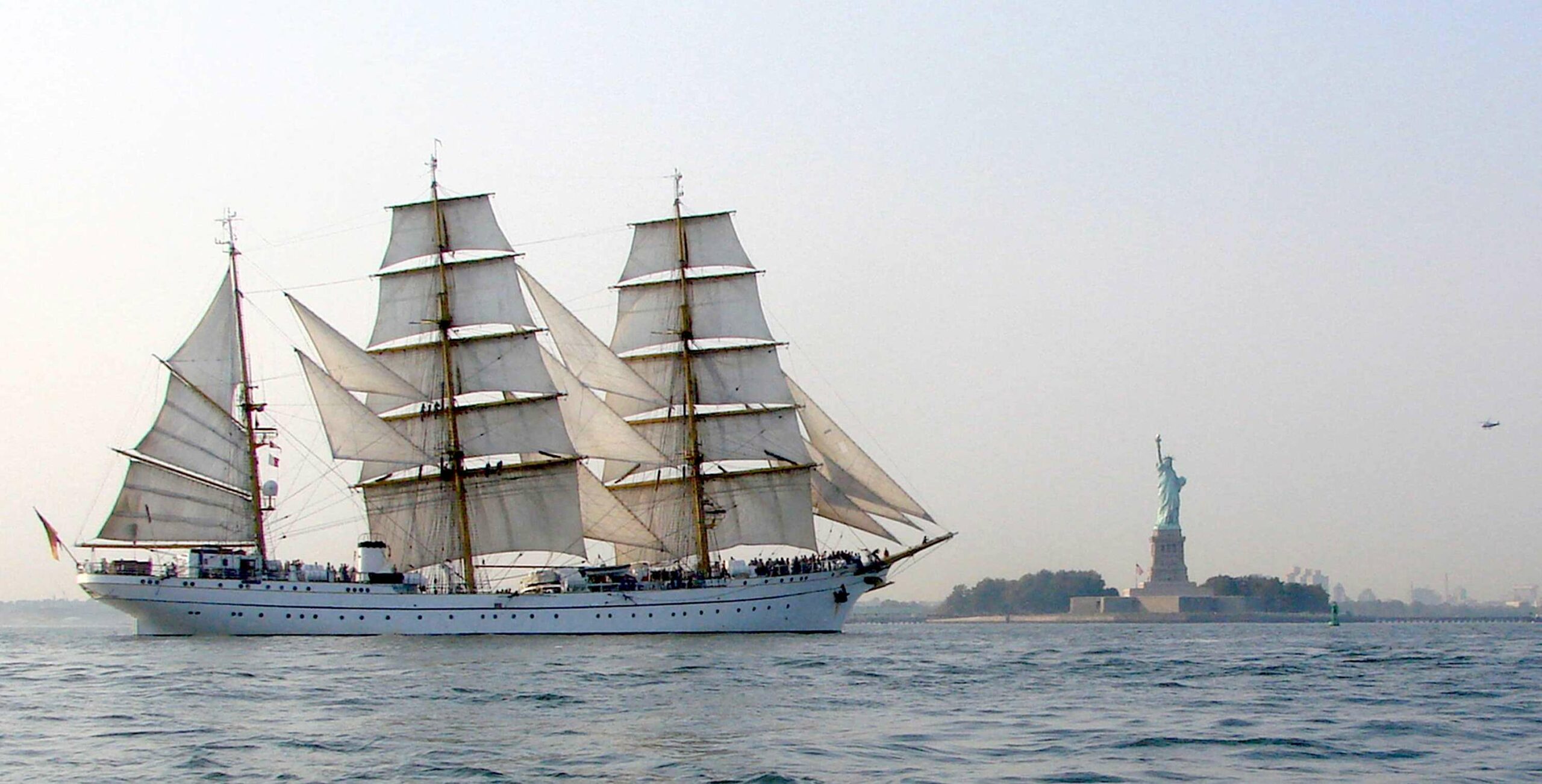 Die „Gorch Fock“ zeigt im Namen der Marine, der Bundeswehr und Deutschlands Flagge, sie kommt immer in friedlicher Mission. Hier 2007 wieder einmal in New York