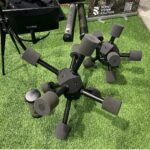 Passives C-UAS System : Die „Stern-Variante“ kann von Drohnen an entlegenen Orten abgeworfen werden. Bietet aber kürzere Detektionsreichweiten. Im Hintergrund liegen noch nicht aufgebaute „Stangen-Varianten“.