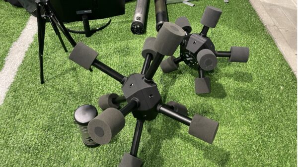 Passives C-UAS System : Die „Stern-Variante“ kann von Drohnen an entlegenen Orten abgeworfen werden. Bietet aber kürzere Detektionsreichweiten. Im Hintergrund liegen noch nicht aufgebaute „Stangen-Varianten“.