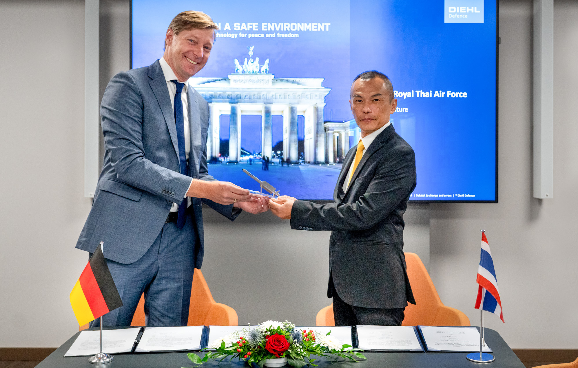 Martin Walzer, Senior Manager Integration Programs bei Diehl Defence (l.) mit Air Marshall SRIT VUTEERAPON von der RTAF.