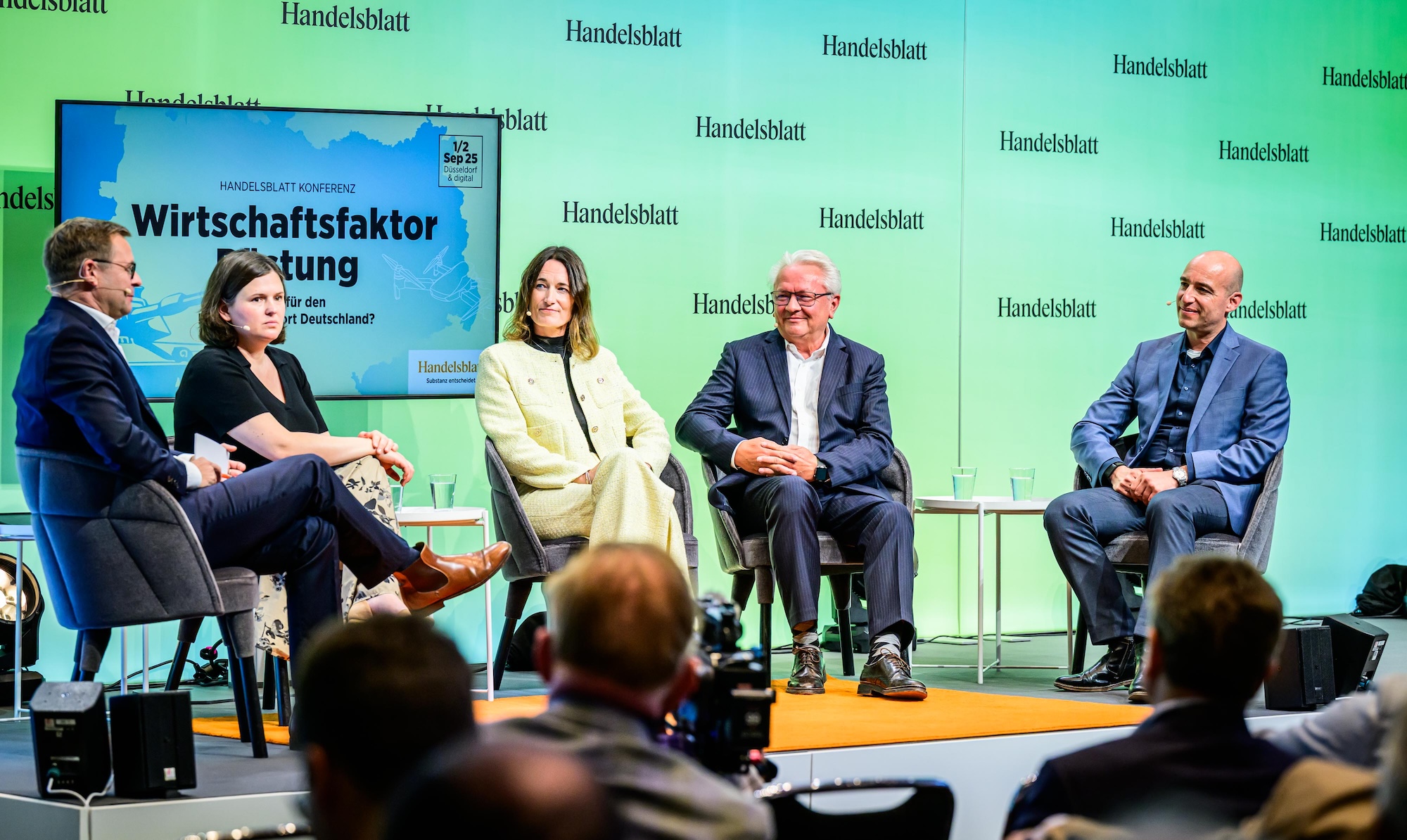Im ersten Panal diskutierten (v.l.n.r.) Markus Fasse, Chefkorrespondent Unternehmen & Märkte Handelsblatt (Moderation), Sara Nanni, Sicherheitspolitische Sprecherin Bündnis 90/Die Grünen und Obfrau im Verteidigungsausschuss, Christine Rupp, Geschäftsführerin IBM Deutschland GmbH, Armin Papperger Armin Papperger CEO Rheinmetall AG, und Martin Karkour, Chief Sales Officer (CSO) bei Quantum-Systems GmbH.