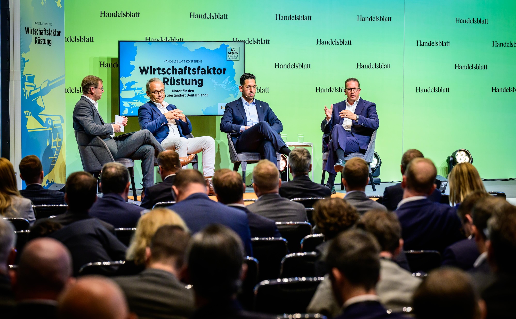 Das Thema war eigentlioch ein anderes, beim Panel auf der Handelsblatt Konferenz "Wirtschaftsfaktor Rüstung" in dem (v.l.n.r.) Markus Fasse Chefkorrespondent Unternehmen & Märkte beim Handelsblatt, Dr. Thomas Kauffmann Geschäftsführer GDELS Deutschland, Marc A. Wietfeld, CEO & Founder von ARX Robotics und Daniel Zittel Head of Defence Sales bei der Daimler Truck AG saßen.