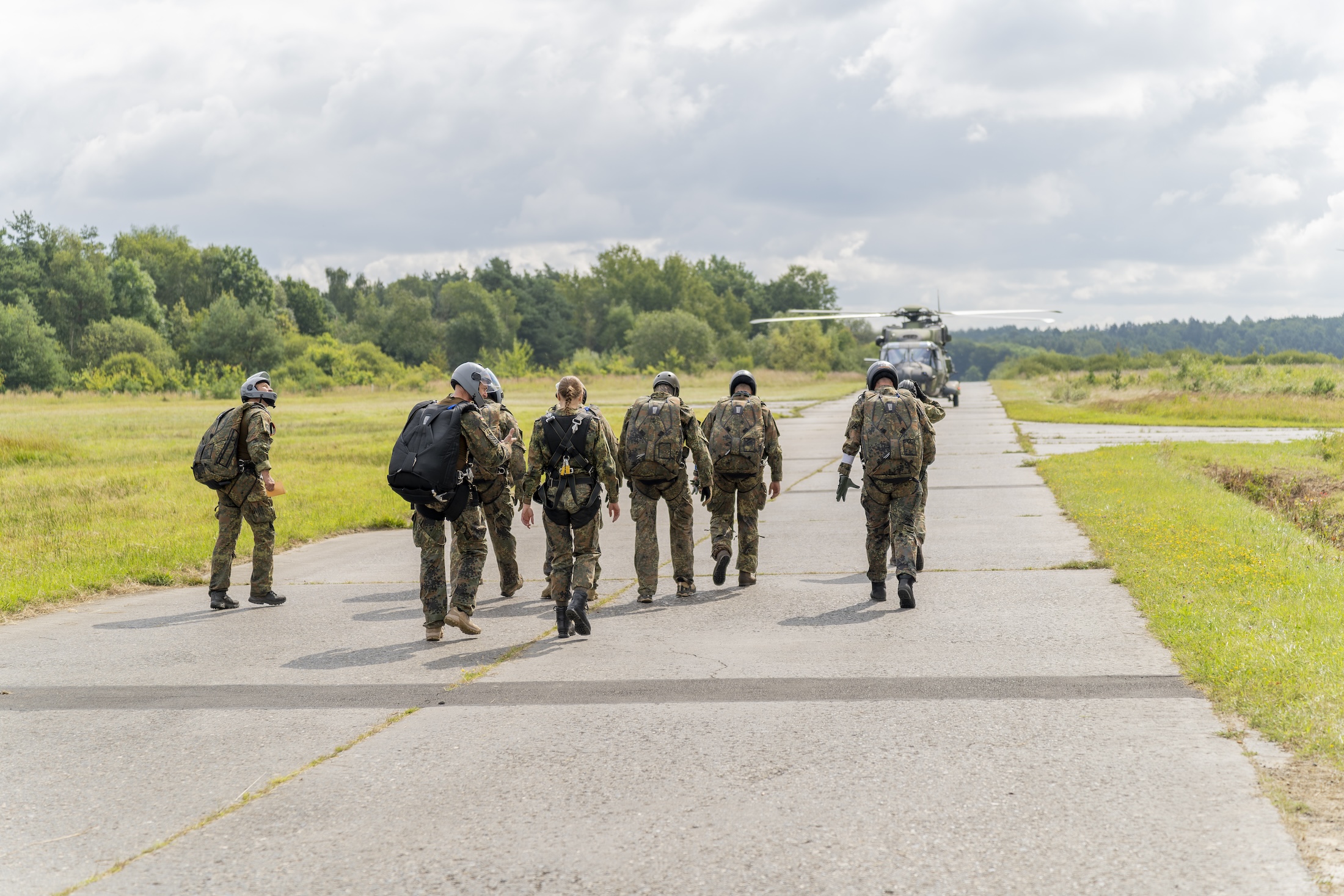Bei gutem Sprungwetter begeben sich die Freifaller zum NH90.