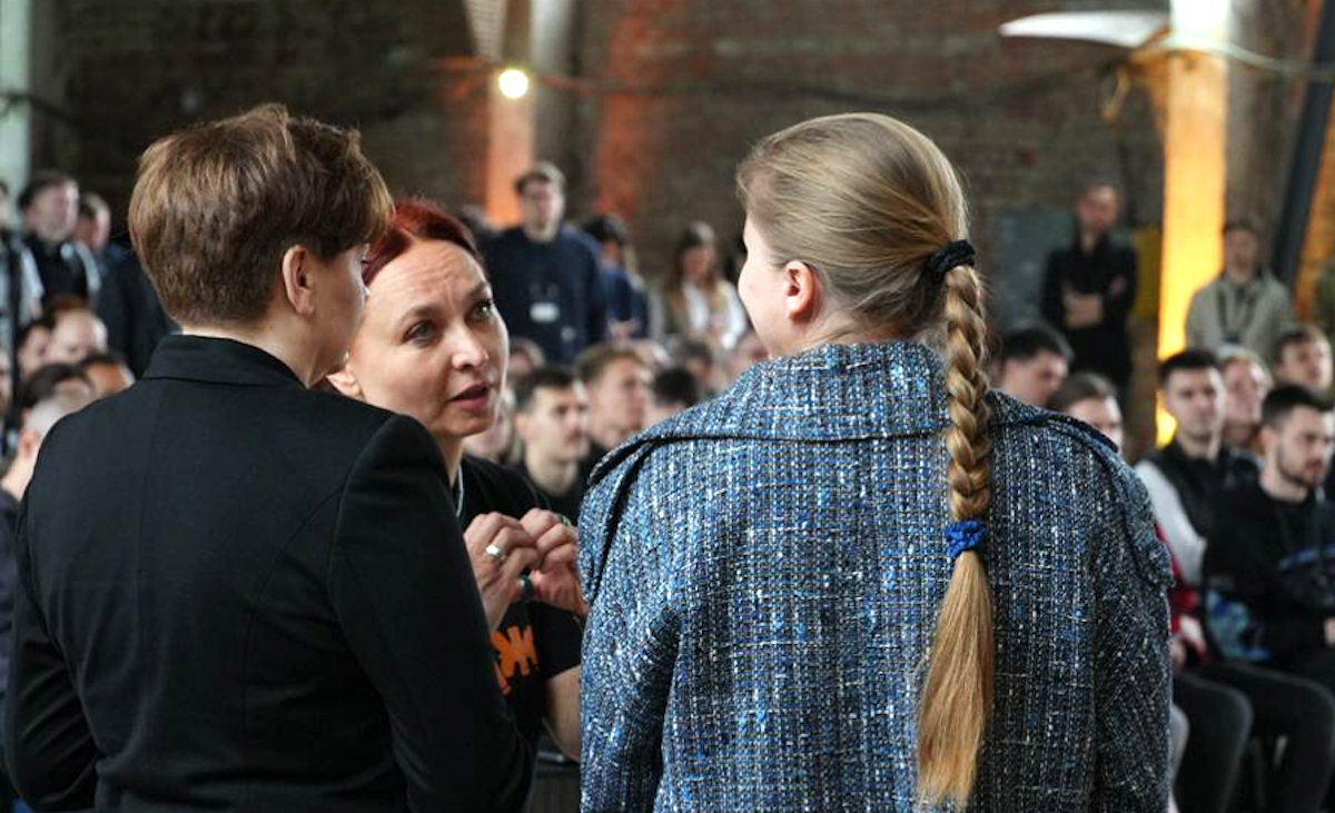 Drei der vier Gründerinnen im Gespräch während des European Defense Hackathons in Lviv, v.l.n.r.- Anna Wojtas, Dr. Eveline Beer, Dr. Larysa Visengeriyeva, Foto- Connor Rehn