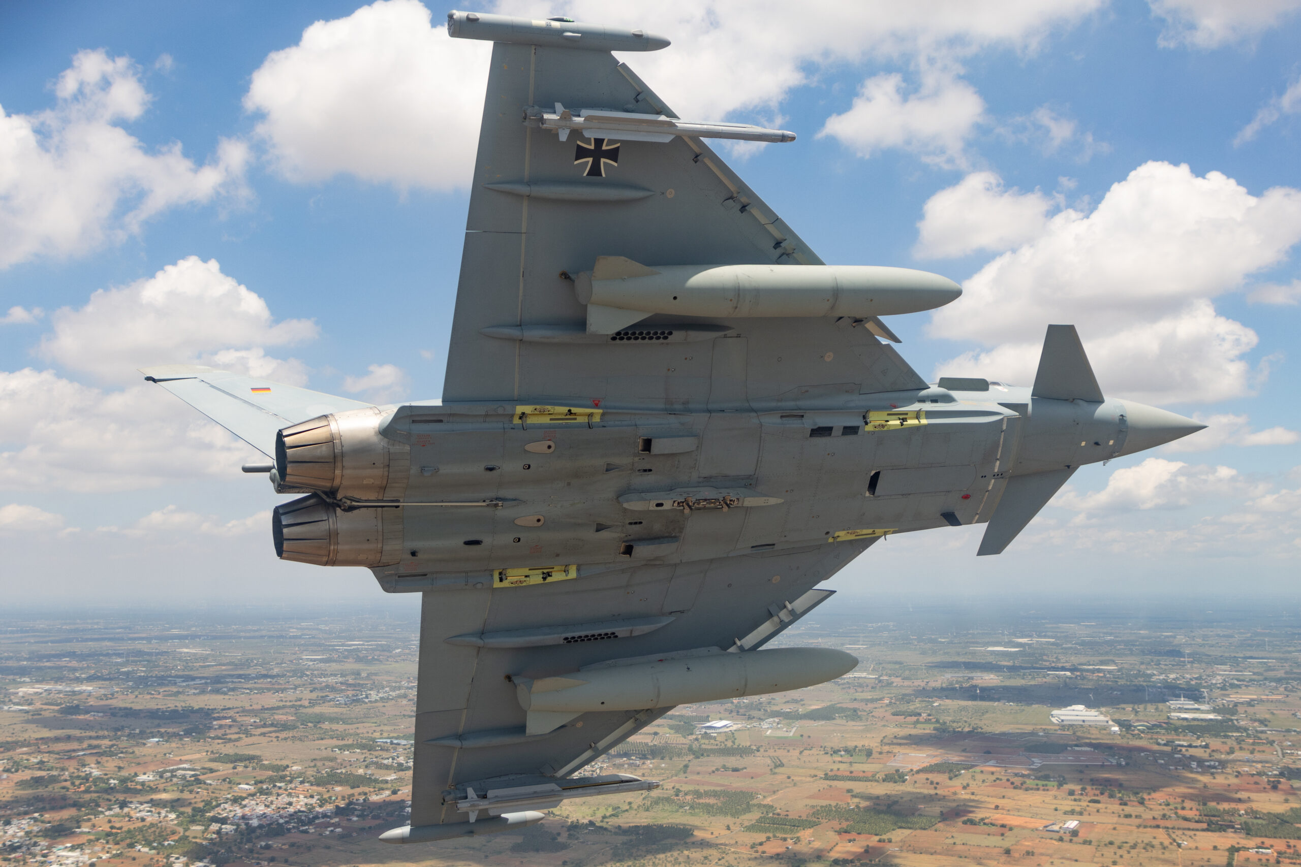 Ein Eurofighter fliegt durch den indischen Luftraum bei der Übung Tarang Shakti im Rahmen der Großübung Pacific Skies 2024 auf der Sulur Air Force Station in Sulur/Indien.