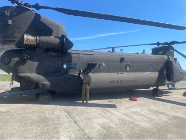 Ein Flugingenieur der 101st Combat Aviation Brigade führt vor dem Flug einen Check des Chinook CH-47F Block II durch.