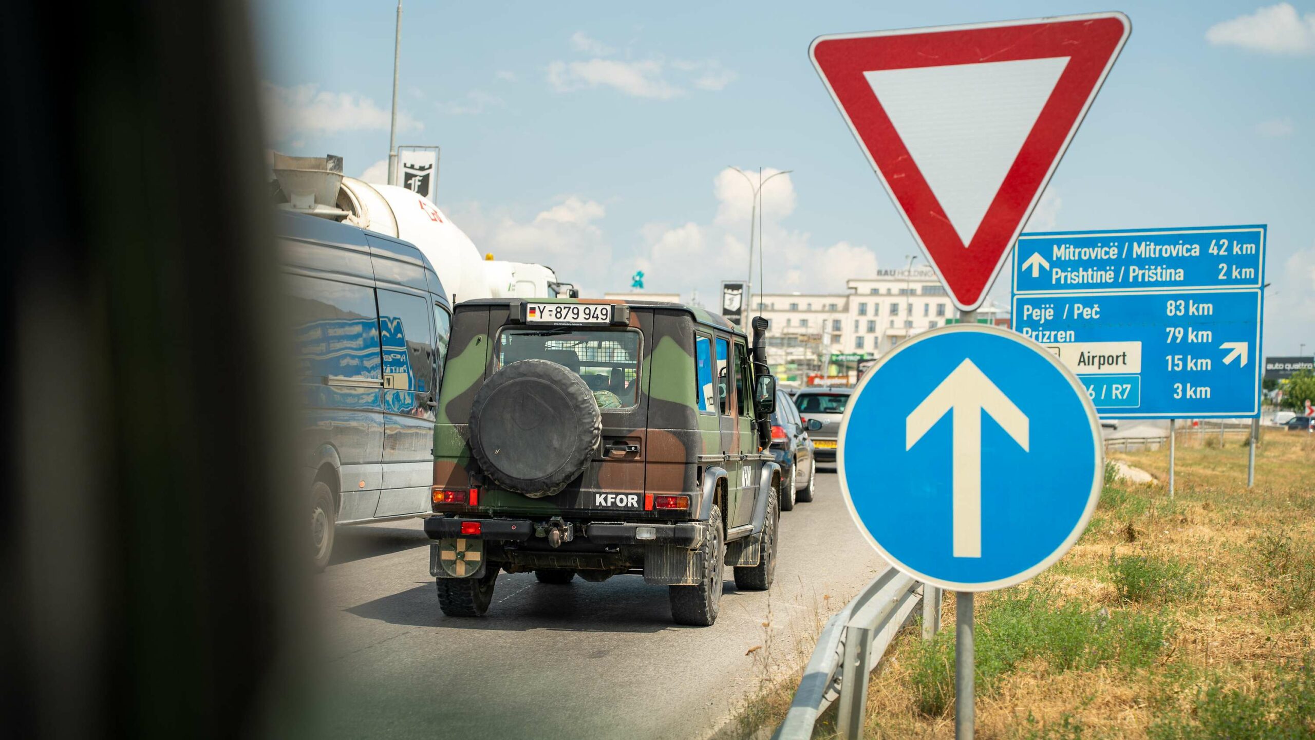 Ein Gefechtsfahrzug von der Bundeswehr befährt eine Straße im Kosovo. Rund um die Uhr sind KFOR-Patrouillen in Kosovo unterwegs. Mehr als 4.500 Soldatinnen und Soldaten aus 28 Ländern helfen so, für Frieden und Stabilität zu sorgen.