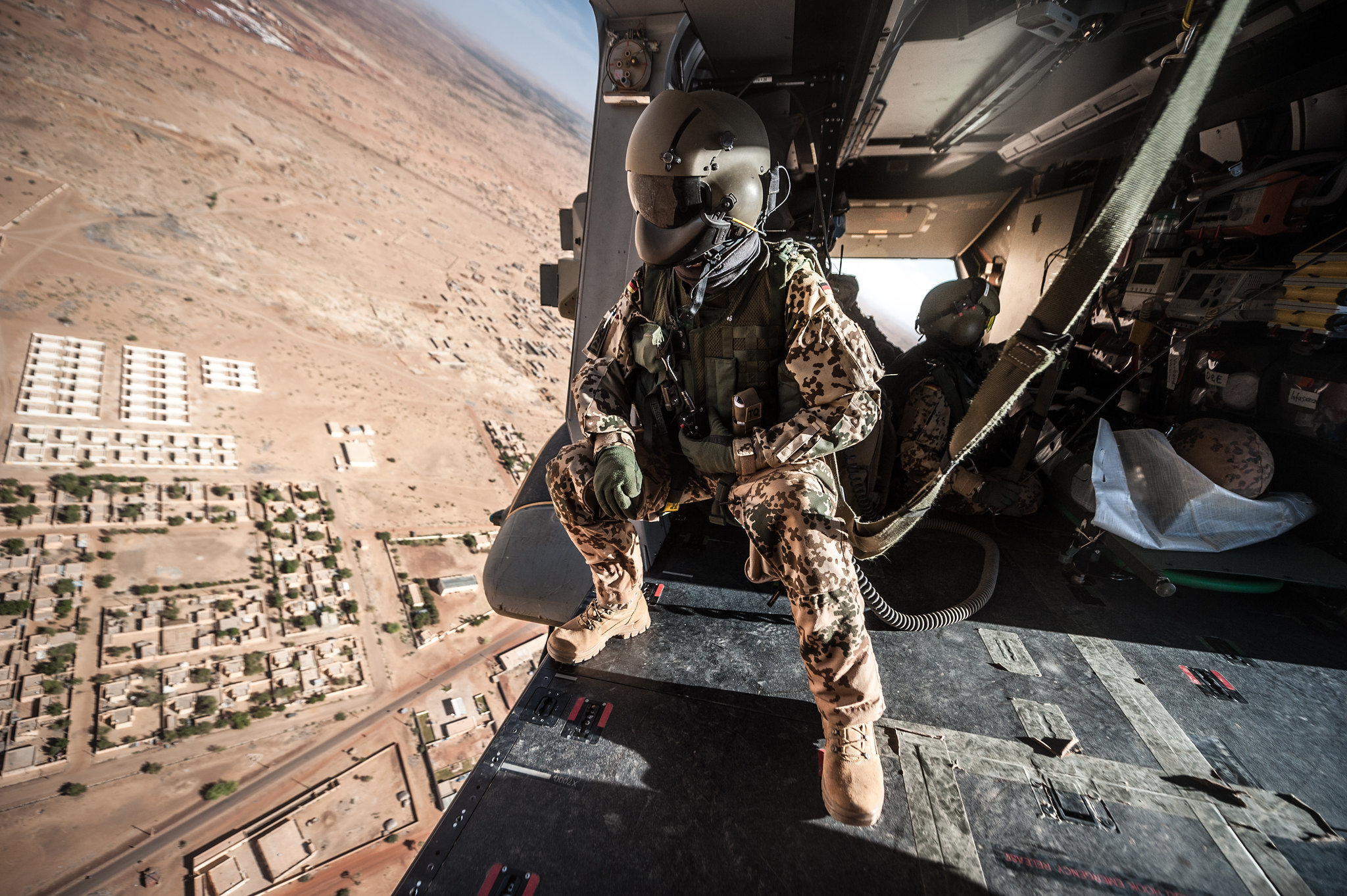Ein Rettungsteam evakuiert mit einem Mehrzweckhubschrauber NH-90 MedEvac einen Verwundeten in der Nähe von Gao:Mali bei einer Übung zur taktischen Verwundetenversorgung