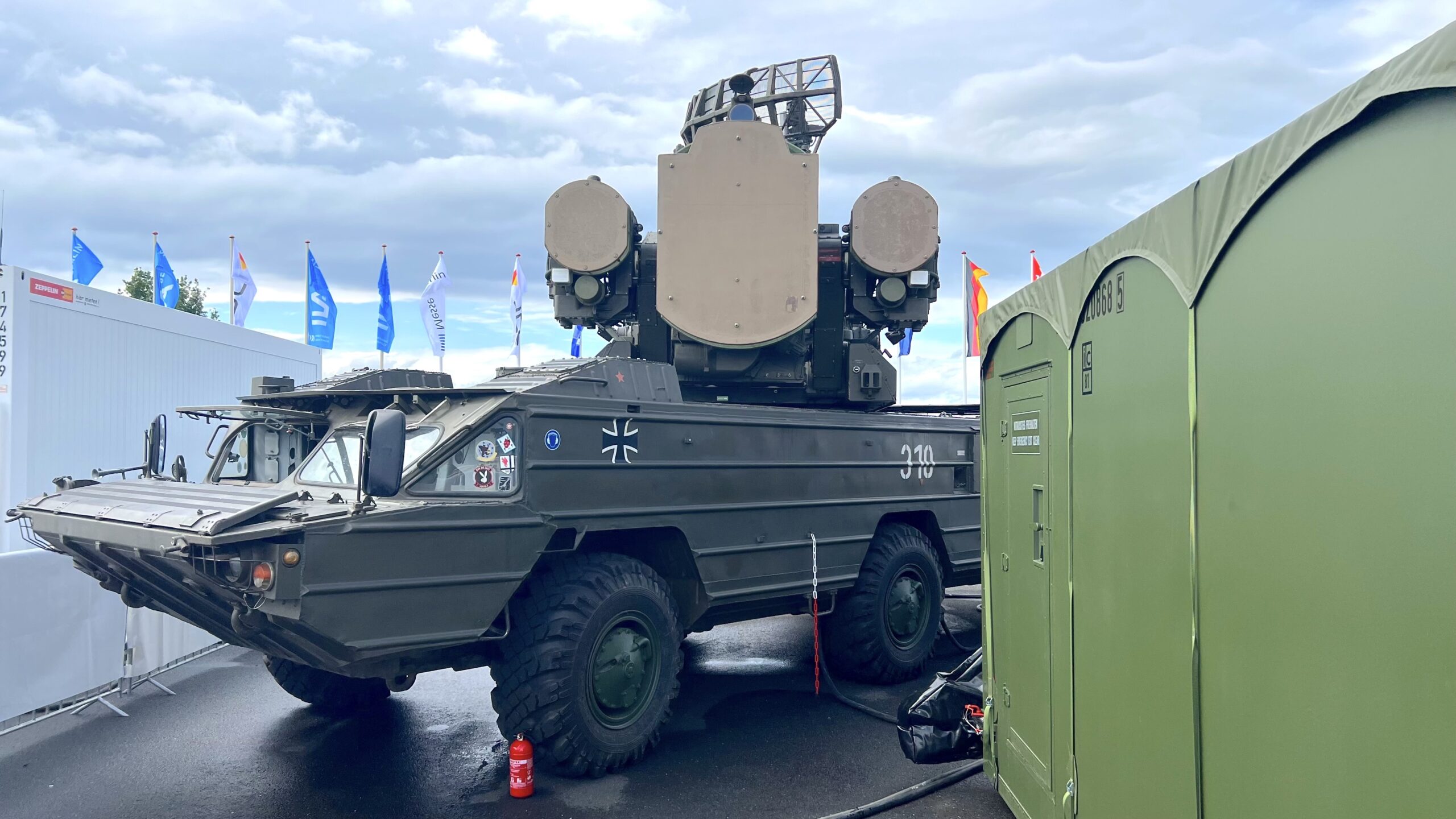 Ein SA-8 Flugabwehrraketensystem aus Beständen der ehemaligen NVA. Heute wird es durch die Bundeswehr im Programm Polygone zur Aus- und Weiterbildung von Piloten verwendet.