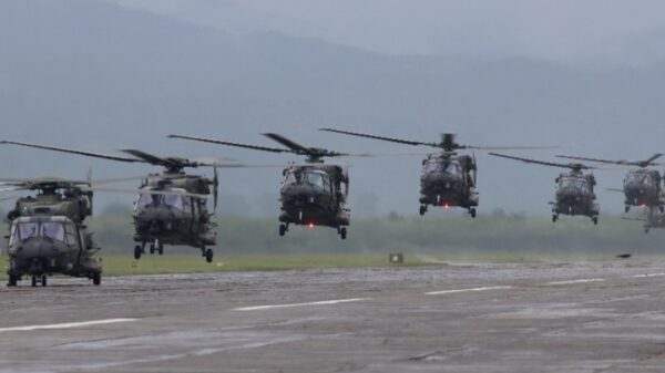 Heeresflieger: Ein Schwarm deutscher NH90 im Landeanflug. Foto- Bundeswehr:Frederik Ströhlein