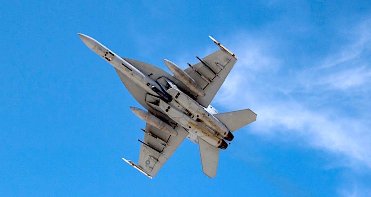 Eine F/A-18 E/F Super Hornet der U.S. Navy fliegt mit dem neusten LITENING-Zielbeleuchtungsbehälter, angebracht auf der zentralen Waffenstation.